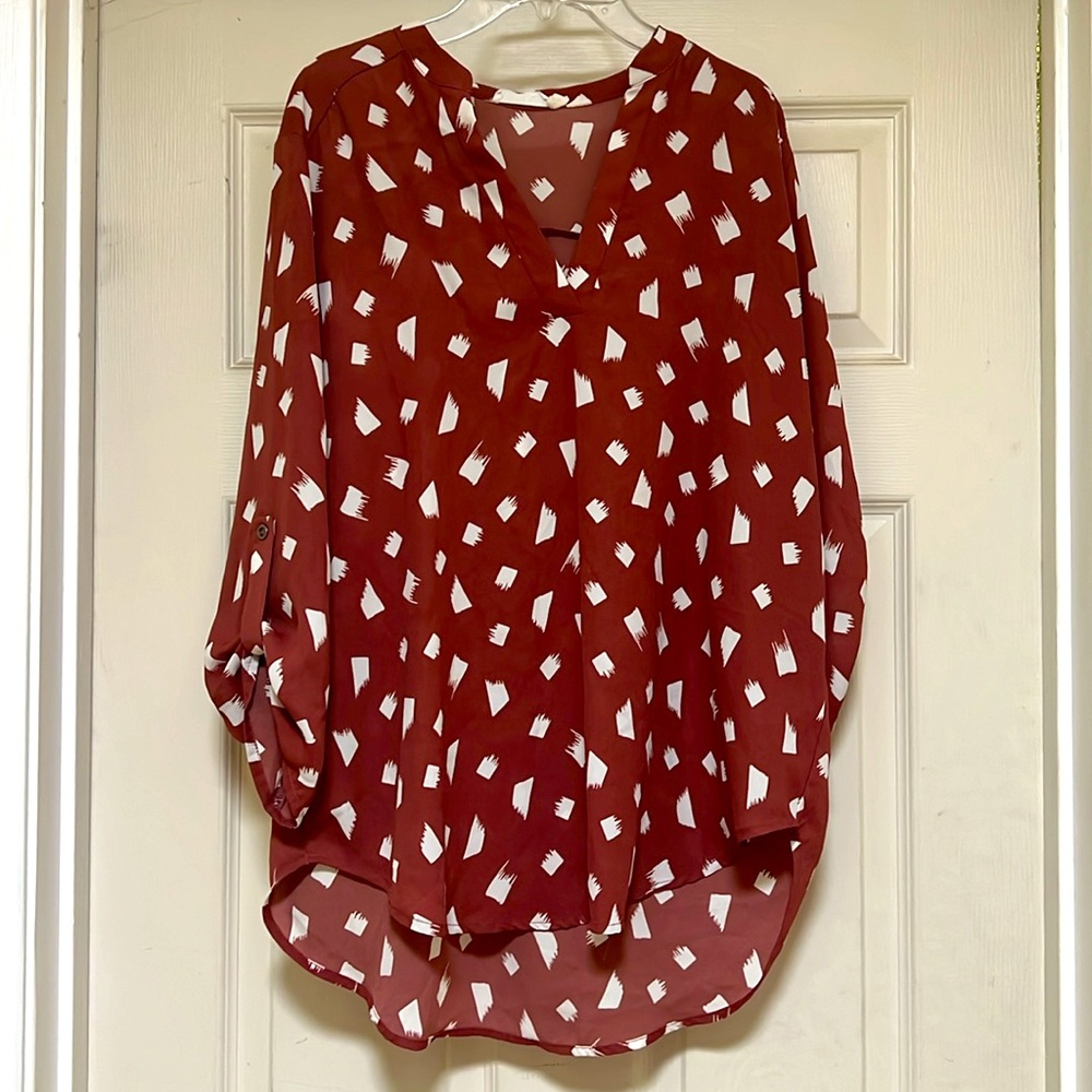 Blouse size M neutral colors 3/4 sleeves with button tabs High Low hem Comfy